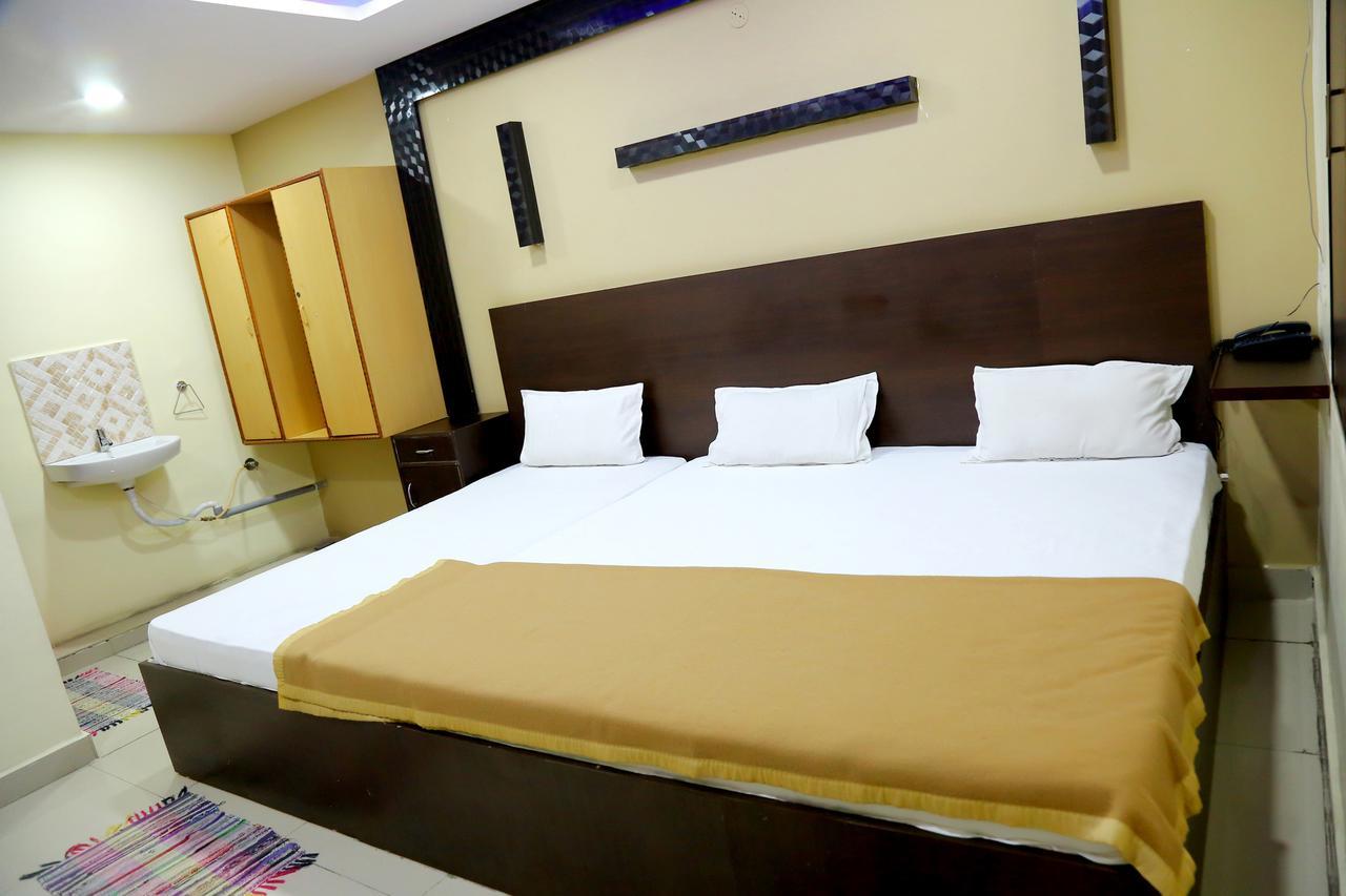 Divya Lodge Haiderabad Buitenkant foto