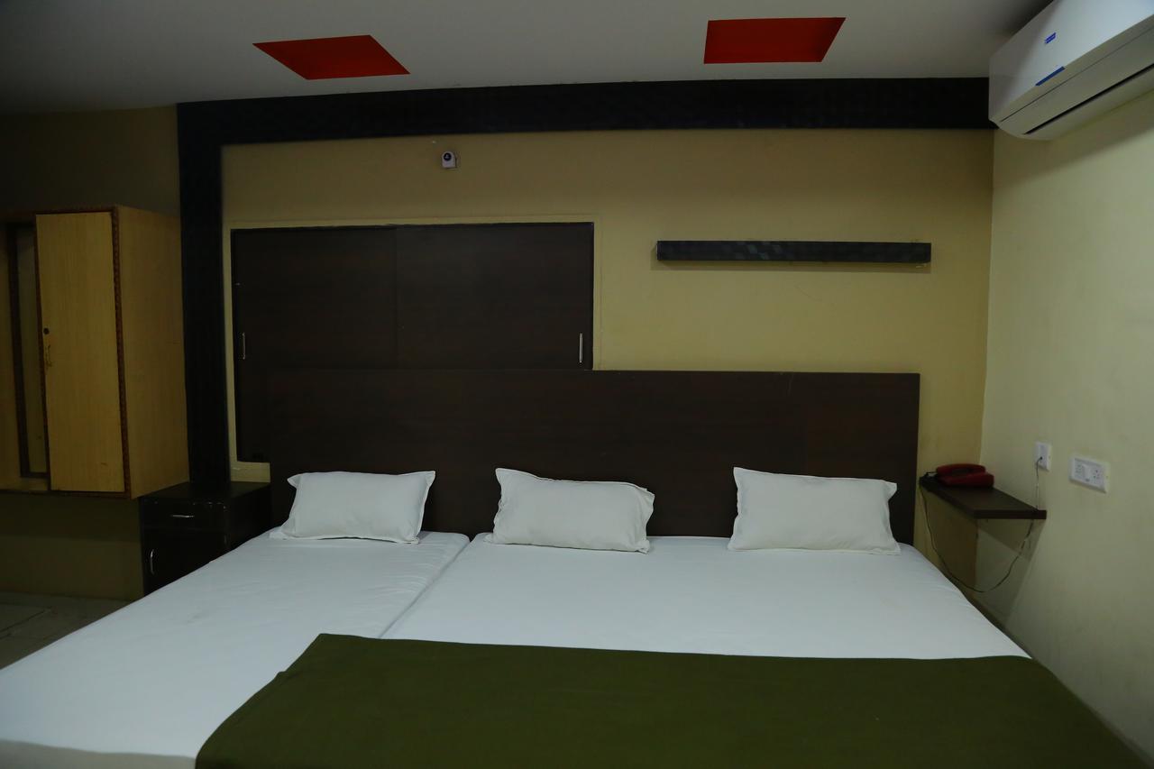 Divya Lodge Haiderabad Buitenkant foto