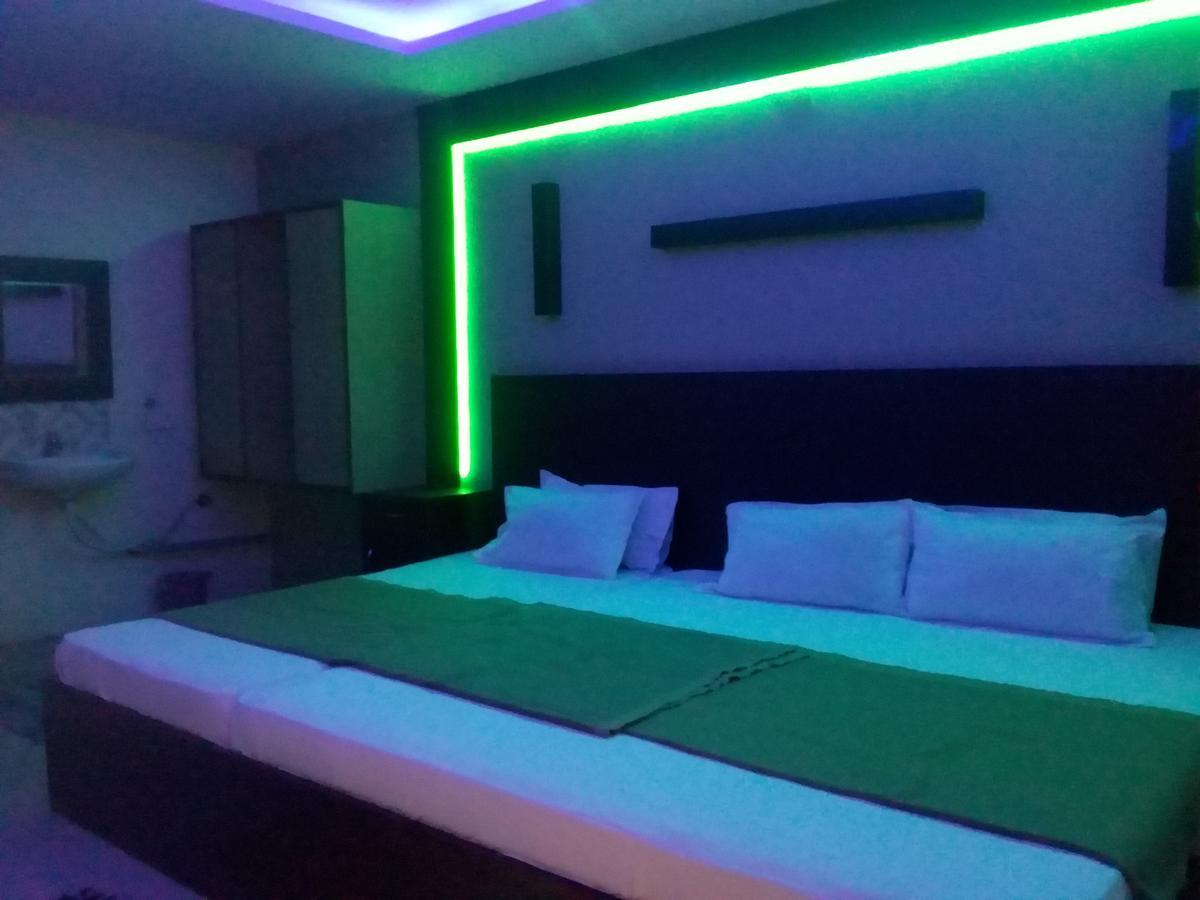 Divya Lodge Haiderabad Buitenkant foto