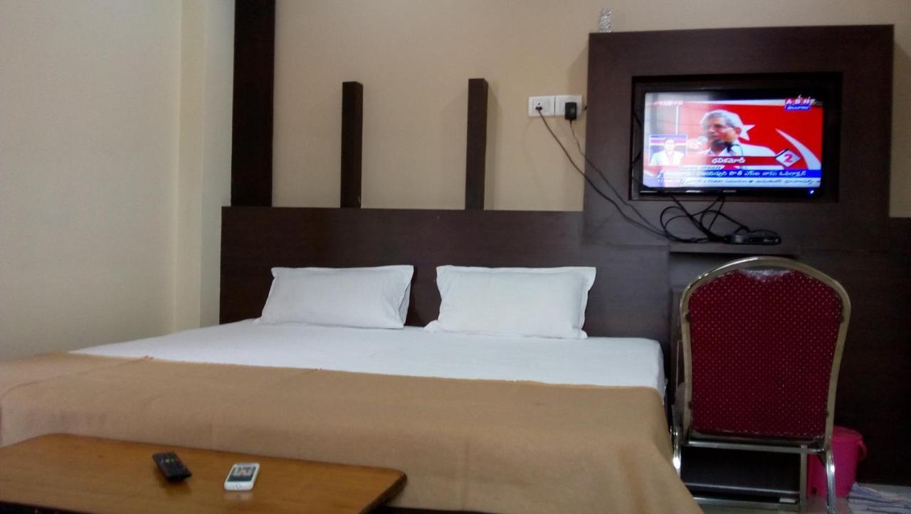 Divya Lodge Haiderabad Buitenkant foto
